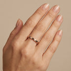 Bague fine en or rose 18k sertie de pierres - bijou porté par une mannequin