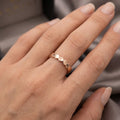 Bague fine en or rose 18k sertie de pierres - bijou porté par une mannequin