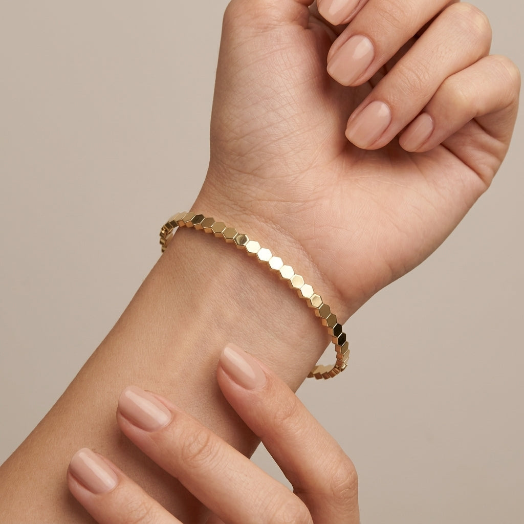 Bracelet jonc fin en or jaune 18k pastilles rondes - bijou porté par une mannequin