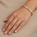 Bracelet jonc fin en or jaune 18k pastilles rondes serti d'une pierre - bijou porté par une mannequin