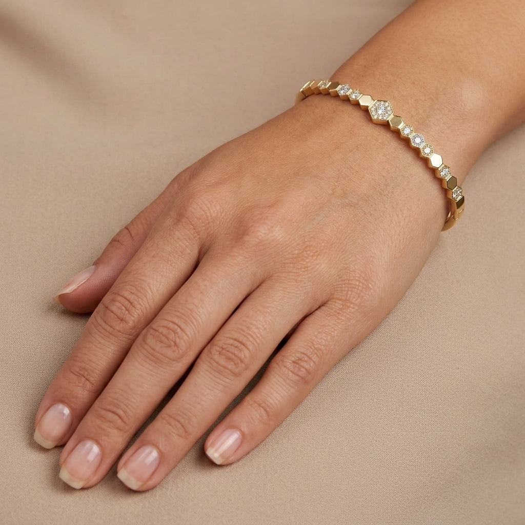 Bracelet jonc fin en or jaune 18k pastilles rondes serti d'une pierre - bijou porté par une mannequin