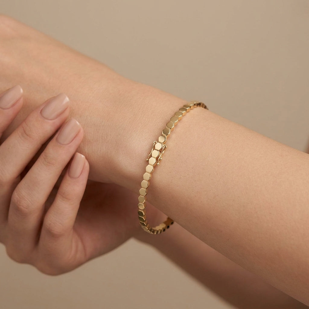 Bracelet jonc fin en or jaune 18k pastilles rondes - bijou porté par une mannequin