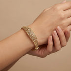 Bracelet jonc beldi ajouré et ciselé en or jaune 18k - bijou porté par une mannequin