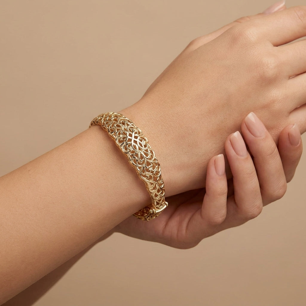 Bracelet jonc beldi ajouré et ciselé en or jaune 18k - bijou porté par une mannequin