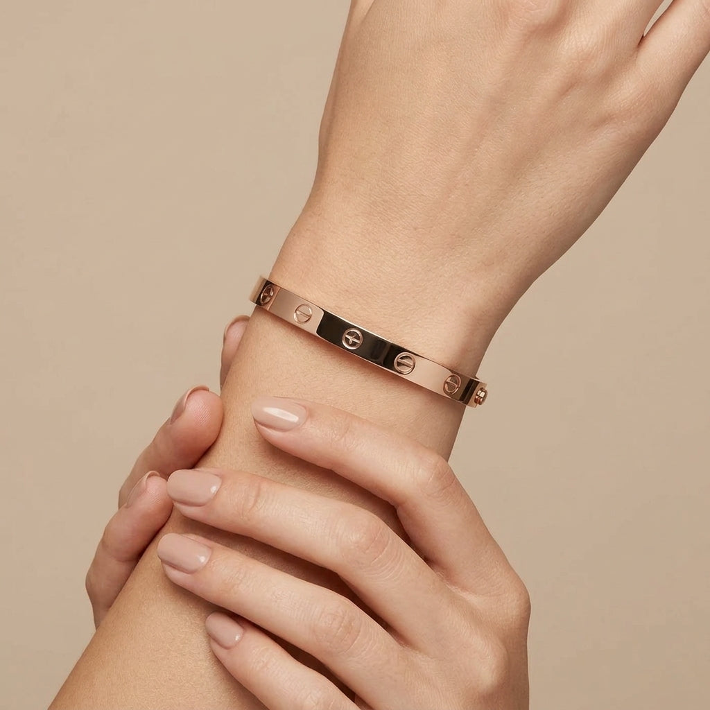 Bracelet jonc vis en or rose 18k - bijou porté par une mannequin
