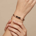 Bracelet jonc vis en or rose 18k - bijou porté par une mannequin