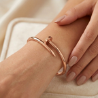 Bracelet Jonc Clou Or Rose — présenté sur mannequin