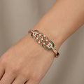 Bracelet jonc en or rose 18k serti de pierres, émail vert - bijou porté par une mannequin