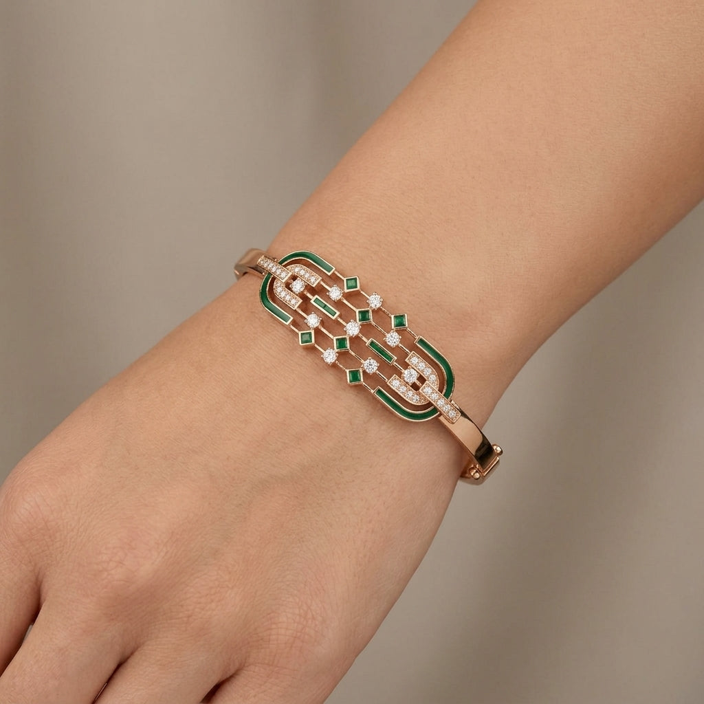 Bracelet jonc en or rose 18k serti de pierres, émail vert - bijou porté par une mannequin