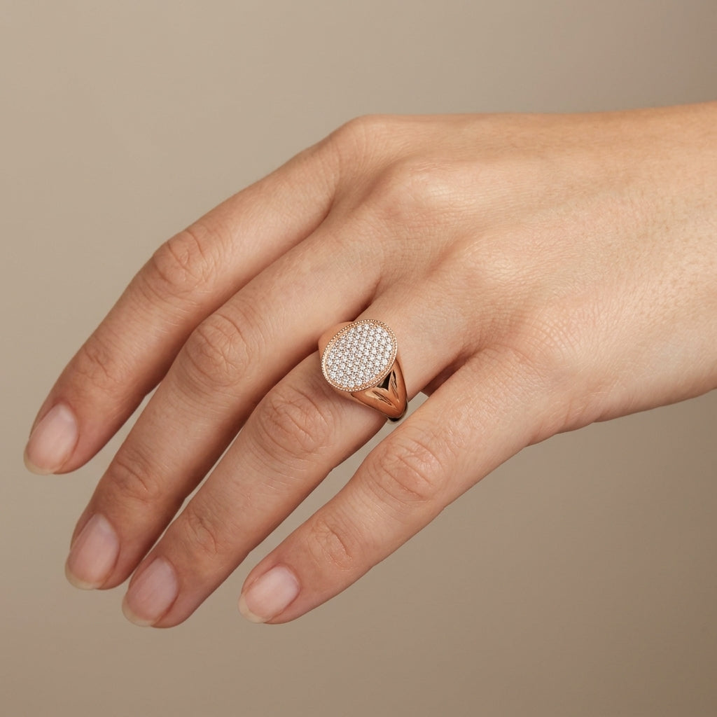 Bague en or rose 18k chaton ovale pavé de pierres - bijou porté par une mannequin