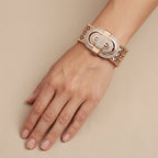 Manchette maille cubaine en or rose 18k boucle pavée de pierres - bijou porté par une mannequin