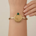 Bracelet jonc louis en or jaune 18k pierre verte cabochon - bijou porté par une mannequin