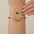 Bracelet jonc louis en or jaune 18k pierre verte cabochon - bijou porté par une mannequin