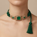 Choker majdoul cordon vert en or rose 18k trois plaques serties de pierres vertes - bijou porté par une mannequin