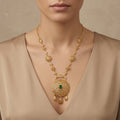 Sautoir beldi en or jaune 18k pendentif rond ajouré ciselé, pierre verte, pampilles - bijou porté par une mannequin