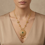 Sautoir beldi en or jaune 18k pendentif rond ajouré ciselé, pierre verte, pampilles - bijou porté par une mannequin