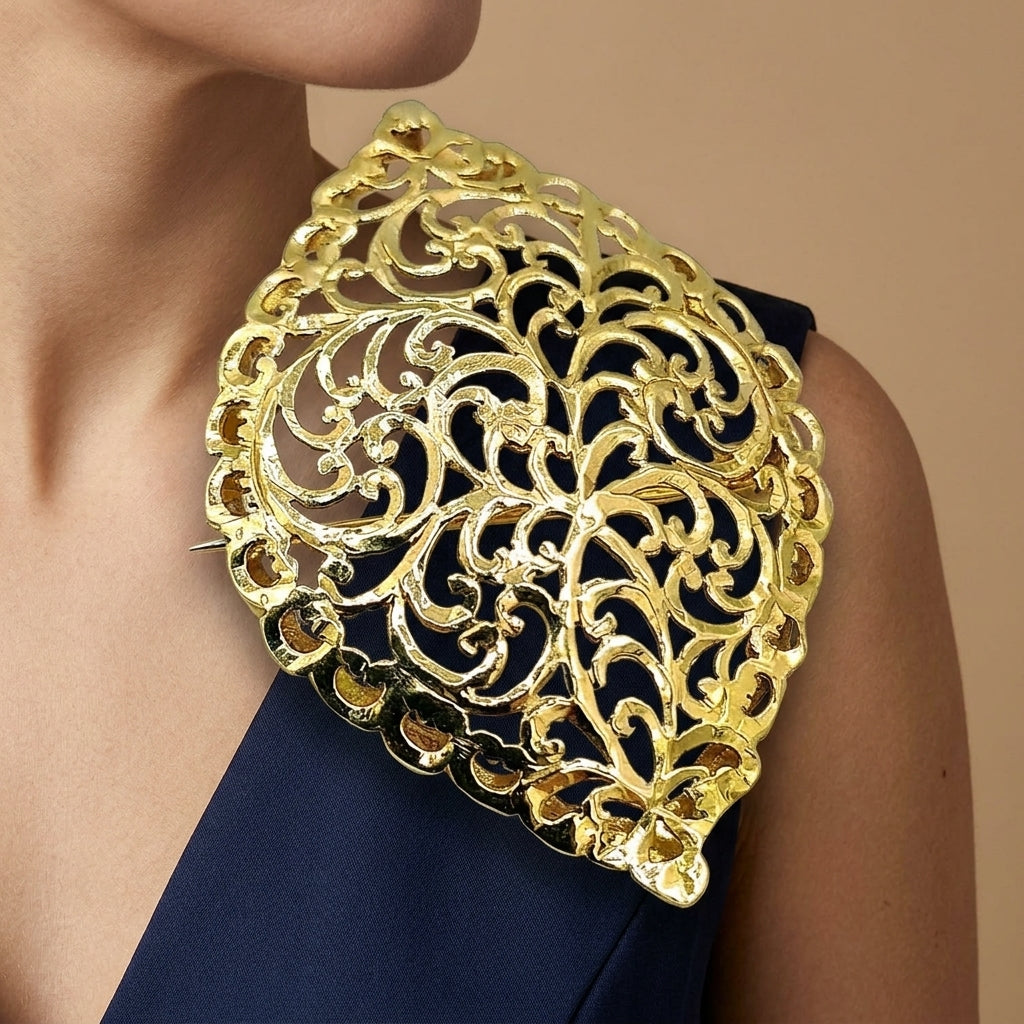 Broche beldi losange ajourée et ciselée en or jaune 18k - bijou porté par une mannequin