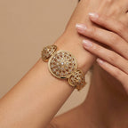 Bracelet jonc beldi rosaces en or rose 18k serti de pierres - bijou porté par une mannequin