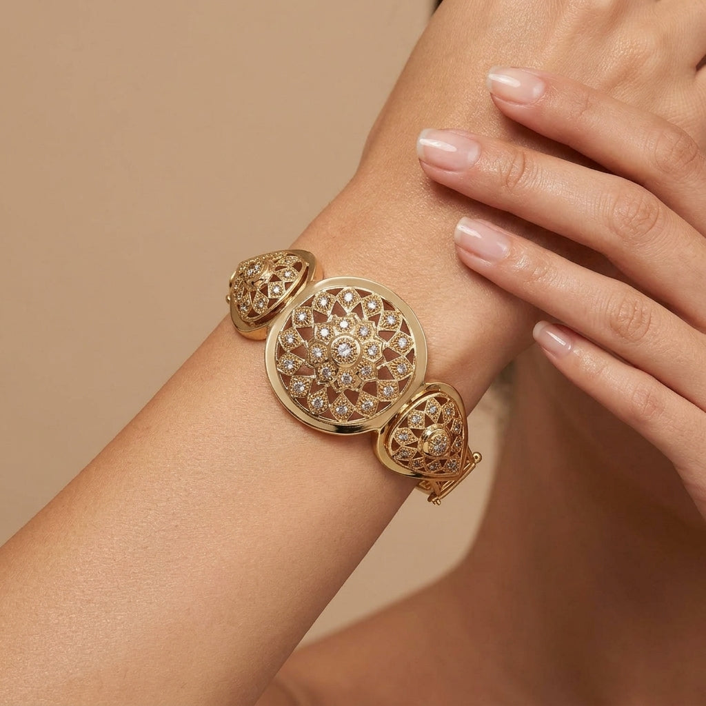 Bracelet jonc beldi rosaces en or rose 18k serti de pierres - bijou porté par une mannequin