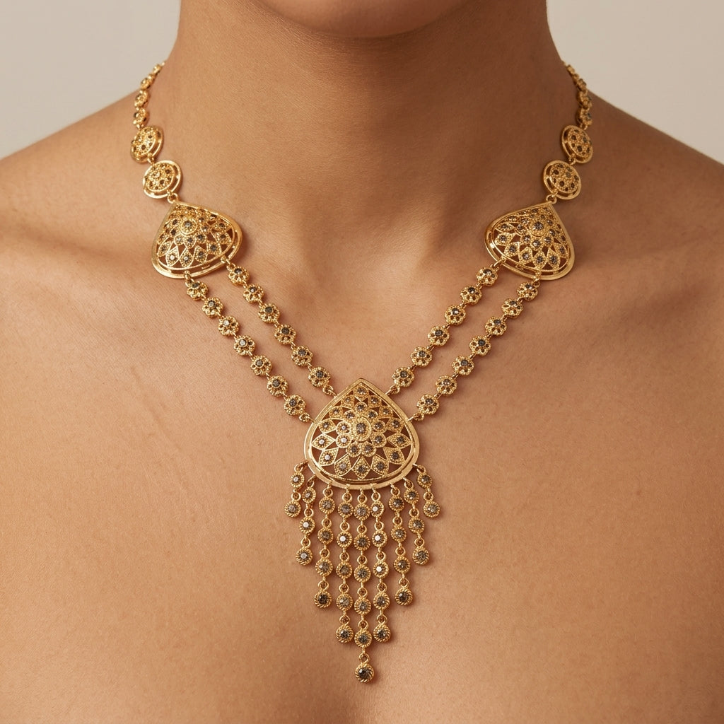 Collier beldi rosaces en or rose 18k pendentif goutte à franges serti de pierres - bijou porté par une mannequin