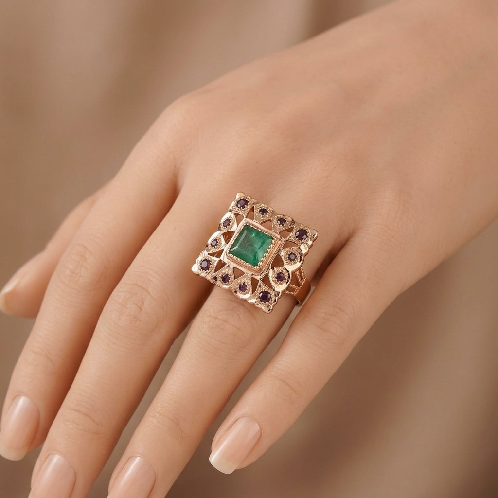 Bague beldi carrée en or rose 18k sertie de pierres, pierre verte synthétique - bijou porté par une mannequin