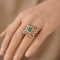 Bague beldi carrée en or rose 18k sertie de pierres, pierre verte synthétique - bijou porté par une mannequin