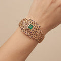 Bracelet jonc beldi en or rose 18k serti de pierres, pierre verte synthétique - bijou porté par une mannequin