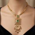Collier beldi en or rose 18k pendentif carré à franges serti de pierres synthétiques - bijou porté par une mannequin