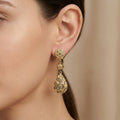 Boucles d'oreilles pendantes beldi rosace et goutte en or jaune 18k serties de pierres - bijou porté par une mannequin