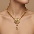 Collier beldi boules en or jaune 18k pendentif rosace ronde et goutte sertis de pierres - bijou porté par une mannequin
