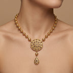 Collier beldi boules en or jaune 18k pendentif rosace ronde et goutte sertis de pierres - bijou porté par une mannequin