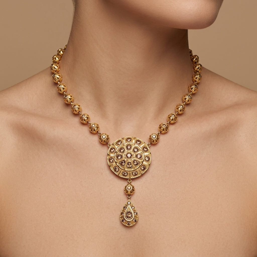 Collier beldi boules en or jaune 18k pendentif rosace ronde et goutte sertis de pierres - bijou porté par une mannequin