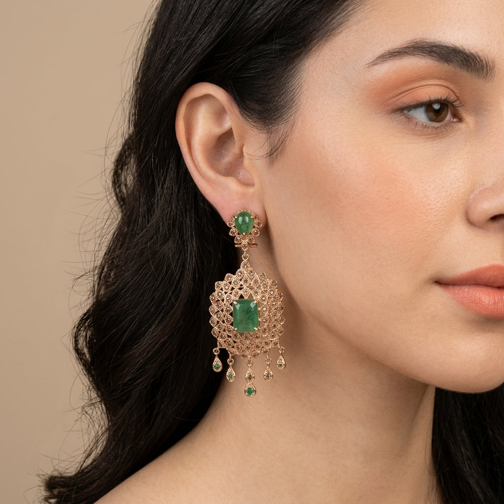 Boucles d'oreilles pendantes beldi rosaces en or rose 18k pierres vertes, serties - bijou porté par une mannequin