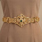 Ceinture beldi ajourée en or rose 18k sertie de pierres vertes - bijou porté par une mannequin
