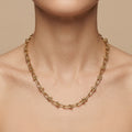Chaîne maillons en or jaune 18k motif U - bijou porté par une mannequin