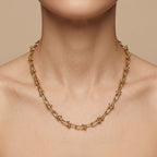 Chaîne maillons en or jaune 18k motif U - bijou porté par une mannequin