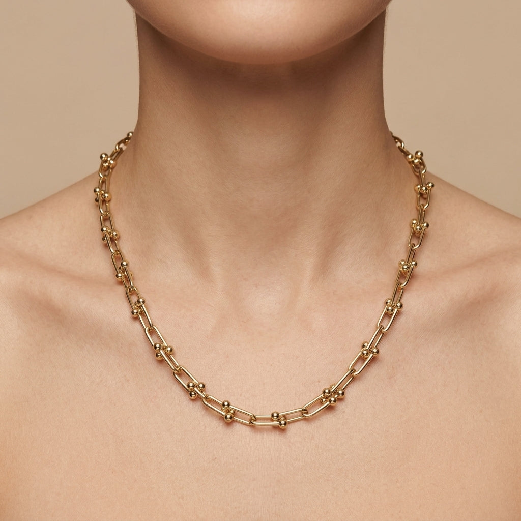 Chaîne maillons en or jaune 18k motif U - bijou porté par une mannequin