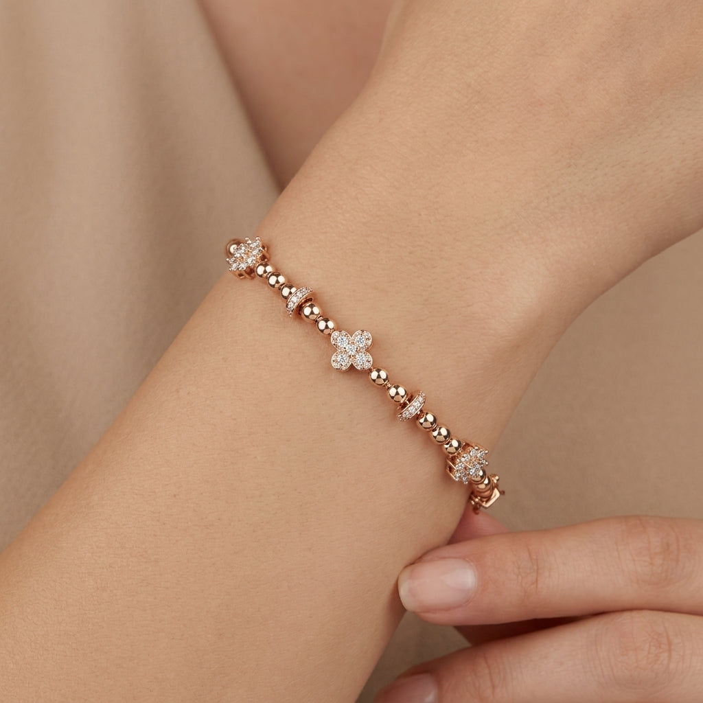 Bracelet jonc fin en or rose 18k serti de pierres - bijou porté par une mannequin