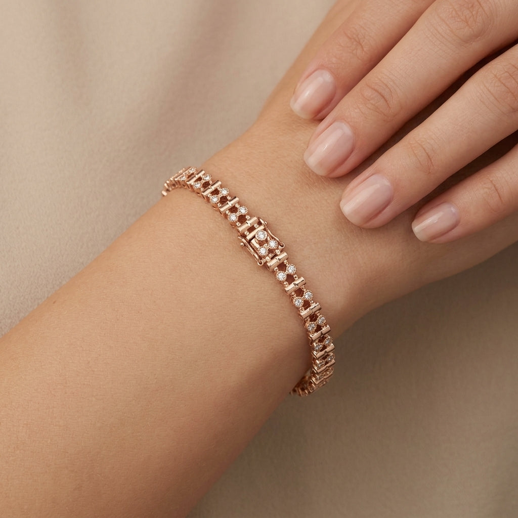 Bracelet jonc maillons en or rose 18k serti de pierres - bijou porté par une mannequin