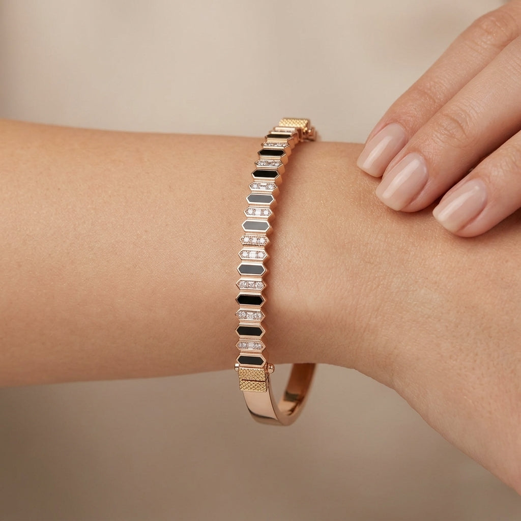 Bracelet jonc en or rose 18k serti de pierres baguettes - bijou porté par une mannequin
