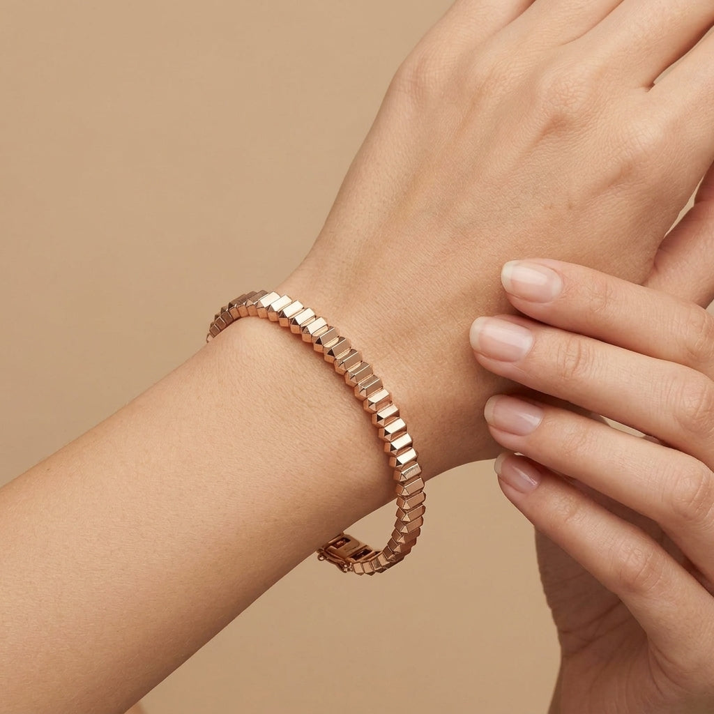 Bracelet jonc maillons en or rose 18k - bijou porté par une mannequin