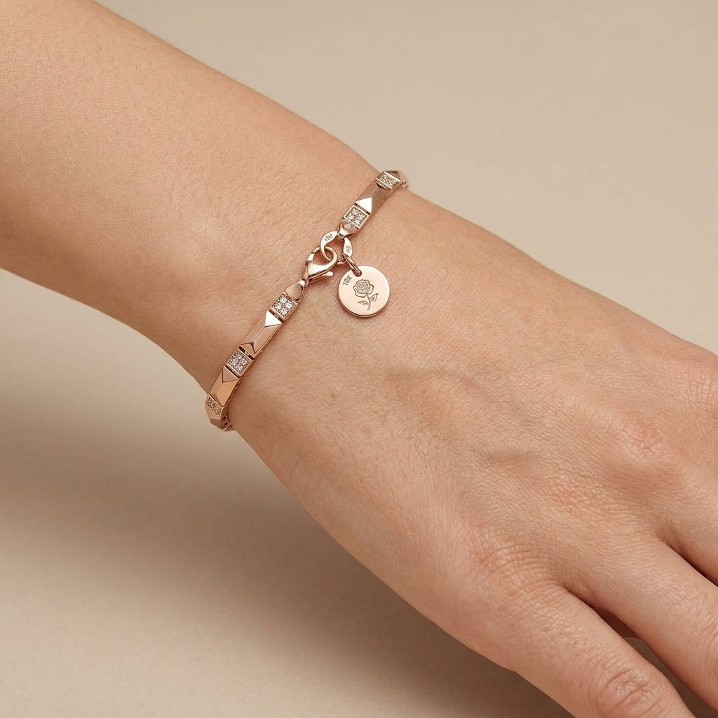 Bracelet maillons plats en or rose 18k serti de pierres - bijou porté par une mannequin