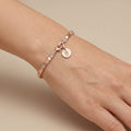 Bracelet maillons plats en or rose 18k serti de pierres - bijou porté par une mannequin