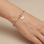 Bracelet maillons plats en or rose 18k serti de pierres - bijou porté par une mannequin