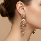 Boucles d'oreilles pendantes beldi rosaces ajourées en or rose 18k serties de pierres - bijou porté par une mannequin