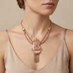 Collier boulhya en or rose 18k pendentif ajouré à franges - bijou porté par une mannequin