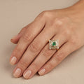 Bague beldi carrée en or jaune 18k sertie de pierres, pierre verte - bijou porté par une mannequin