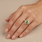 Bague beldi carrée en or jaune 18k sertie de pierres, pierre verte - bijou porté par une mannequin