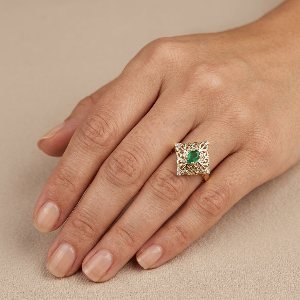 Bague beldi carrée en or jaune 18k sertie de pierres, pierre verte - bijou porté par une mannequin