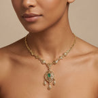 Collier beldi ajouré en or jaune 18k pendentif ovale à pampilles, pierre verte - bijou porté par une mannequin